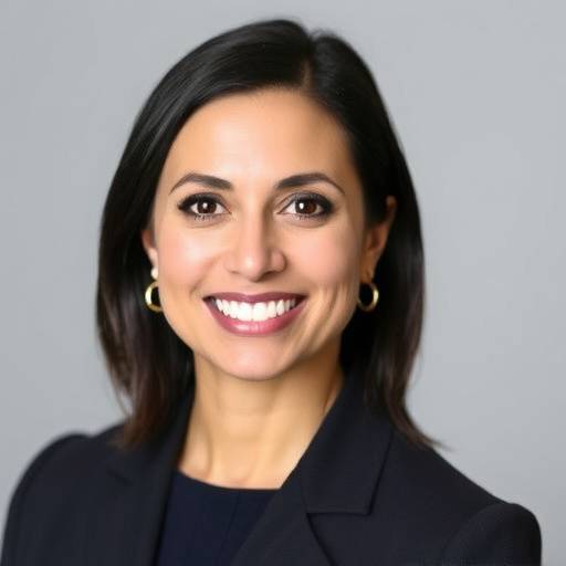 Retrato profesional de Marta L칩pez, Directora de Recursos Humanos